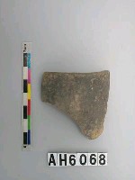 藏品(灰黑色細砂陶器殘件)的圖片